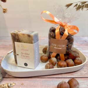 coffret composé d'un savon avoine cacao et d'un ballotin de noisettes enrobés de chocolat