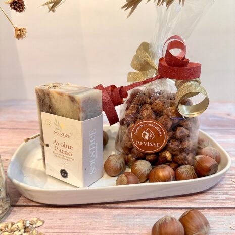 savon avoine cacao et ballotin noisette caramel coffret composé d'un savons saponifié a froid avoine et cacao et d'un ballotin de noisettes enrobés de caramel REVISAE